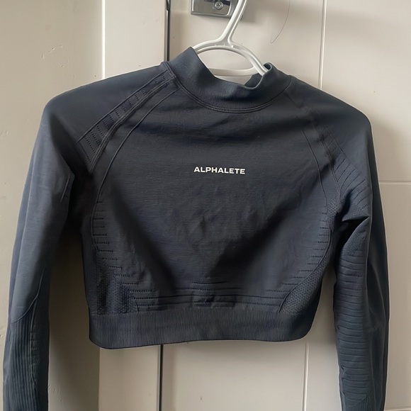 Alphalete Long sleeve ozone high neck top in the color carbon - Picture 2 of 2